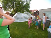 Společné odpoledne rodičů a dětí - natírání popelnic